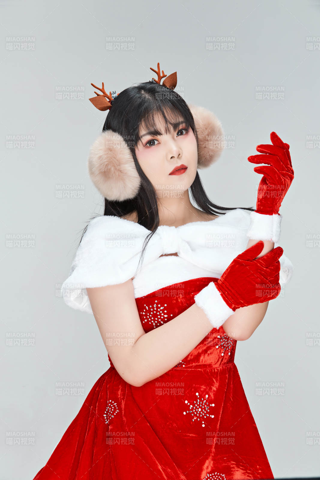 身穿圣诞服饰的性感可爱亚洲少女图片