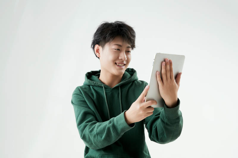 沉浸在网络恋爱世界的青年男子图片