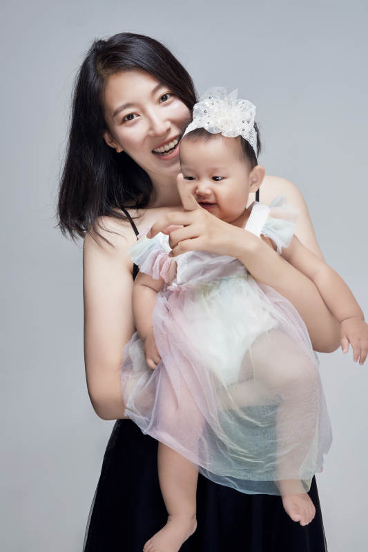 妈妈陪伴宝宝快乐的玩耍图片