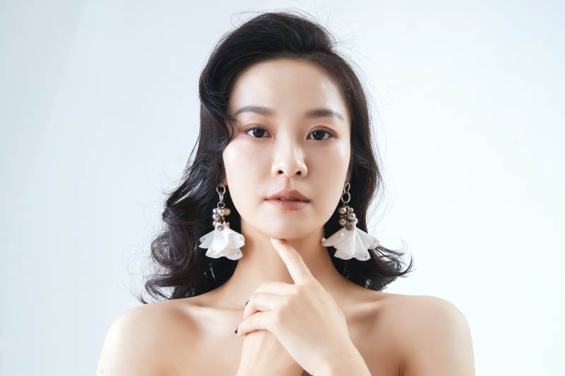 棚拍白色背景下的洁白婚纱新娘美妆图片