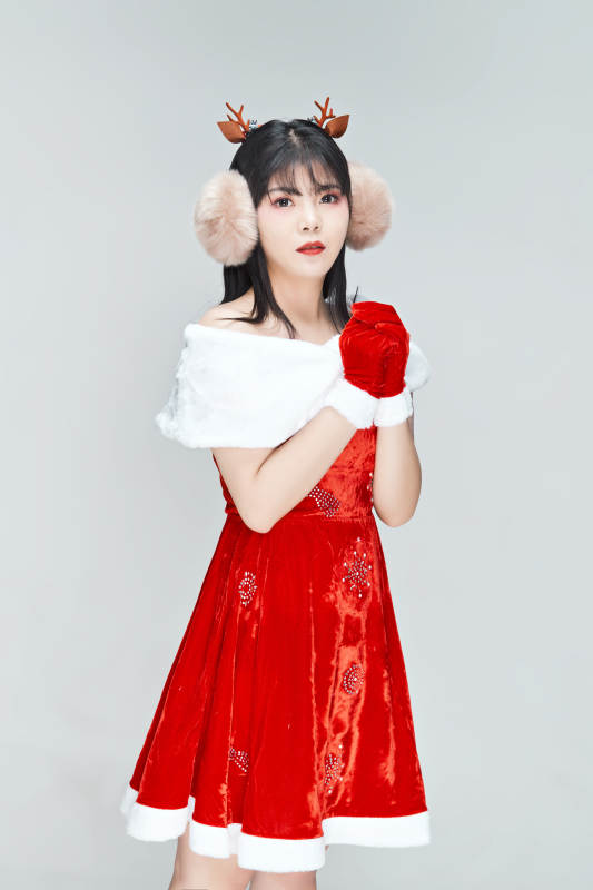 身穿圣诞服饰的性感可爱亚洲少女图片