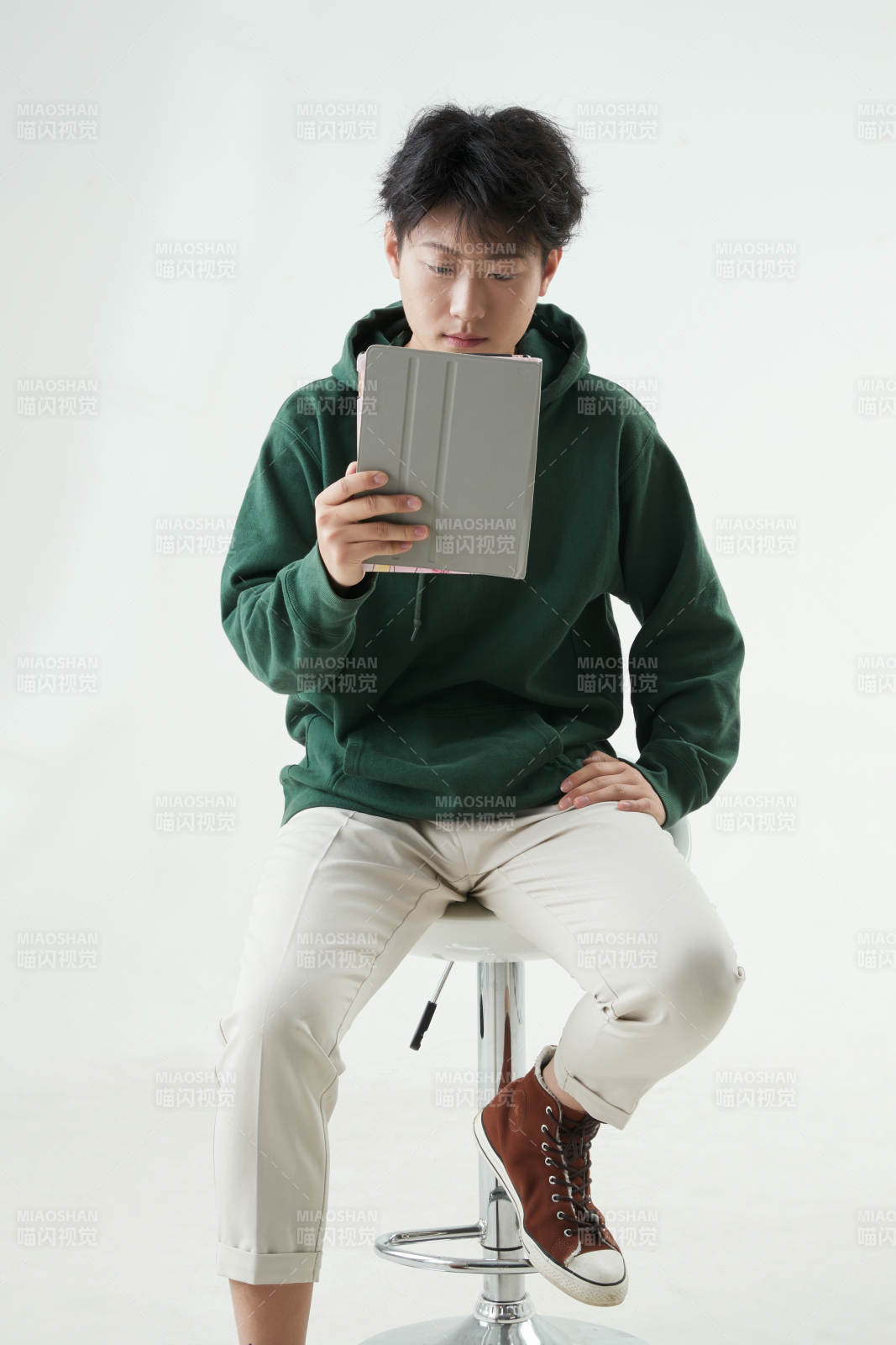 沉浸在网络恋爱世界的青年男子图片