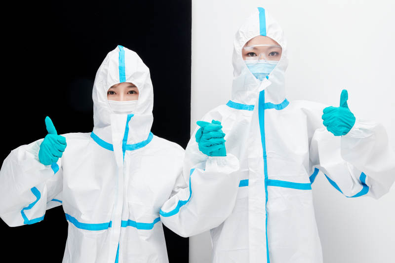 穿白色防护服佩戴护目镜口罩的防疫人员图片