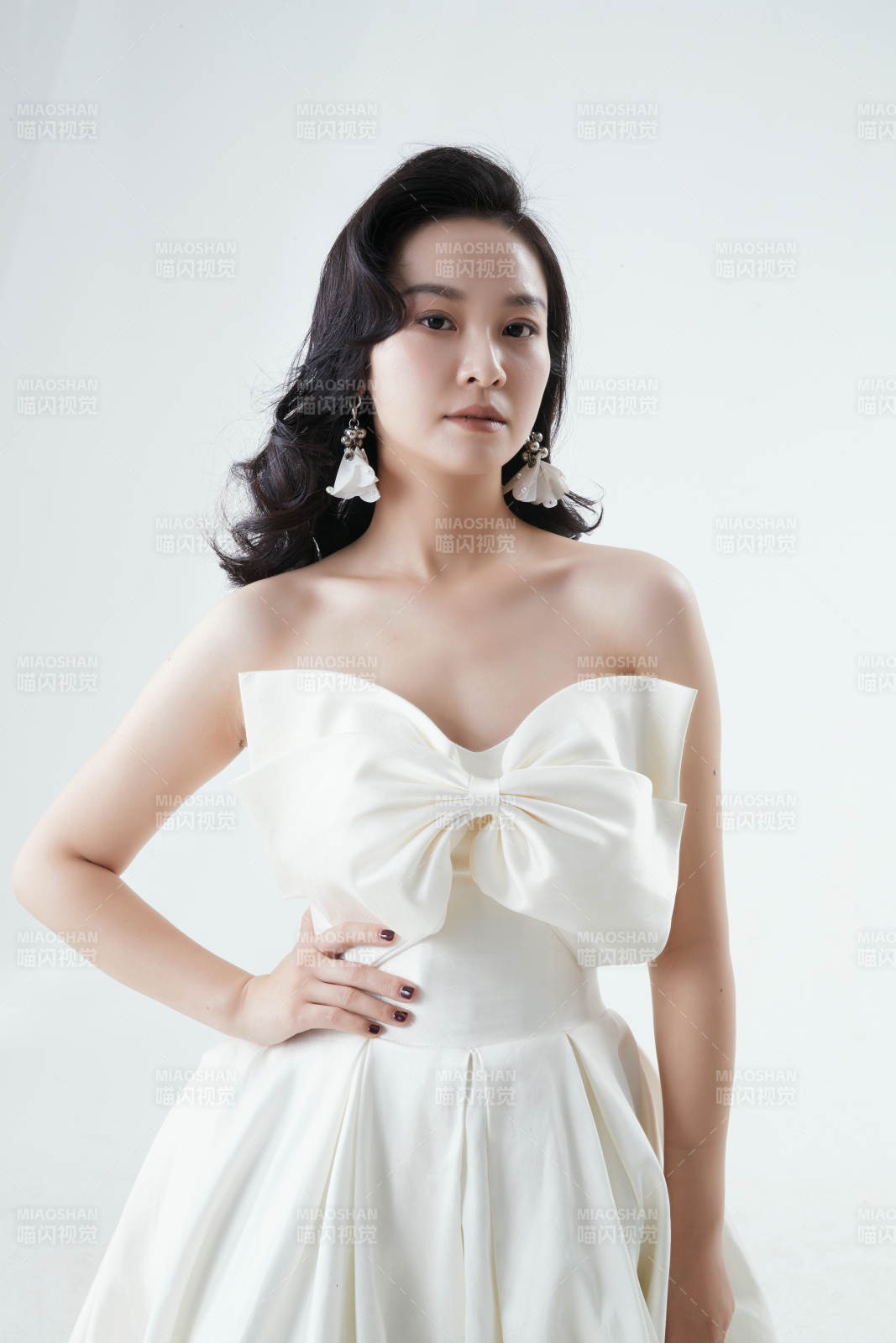 棚拍白色背景下的洁白婚纱新娘美妆图片