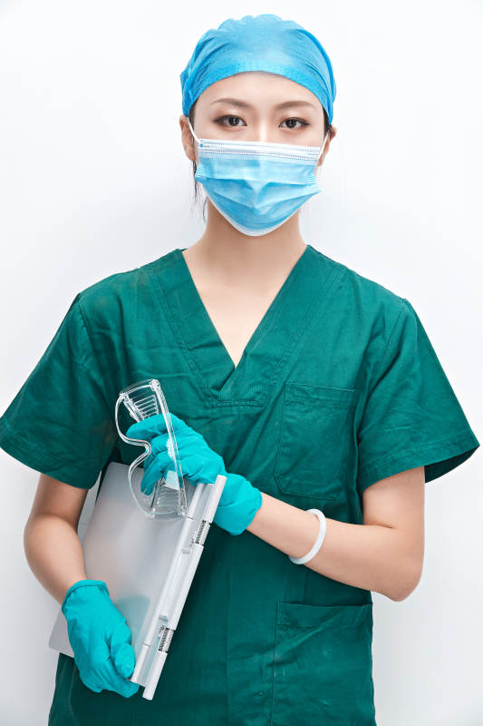 白色背景下的外科手术医疗人员形象图片