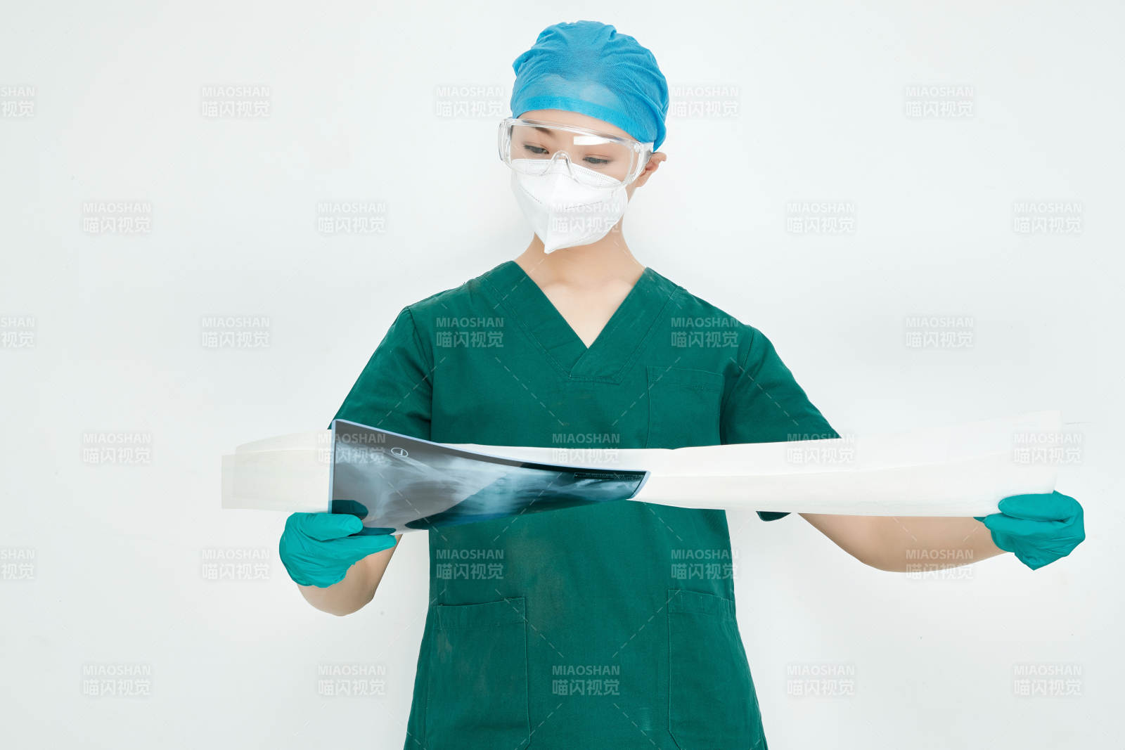 认真查看X光片的外科手术医生图片