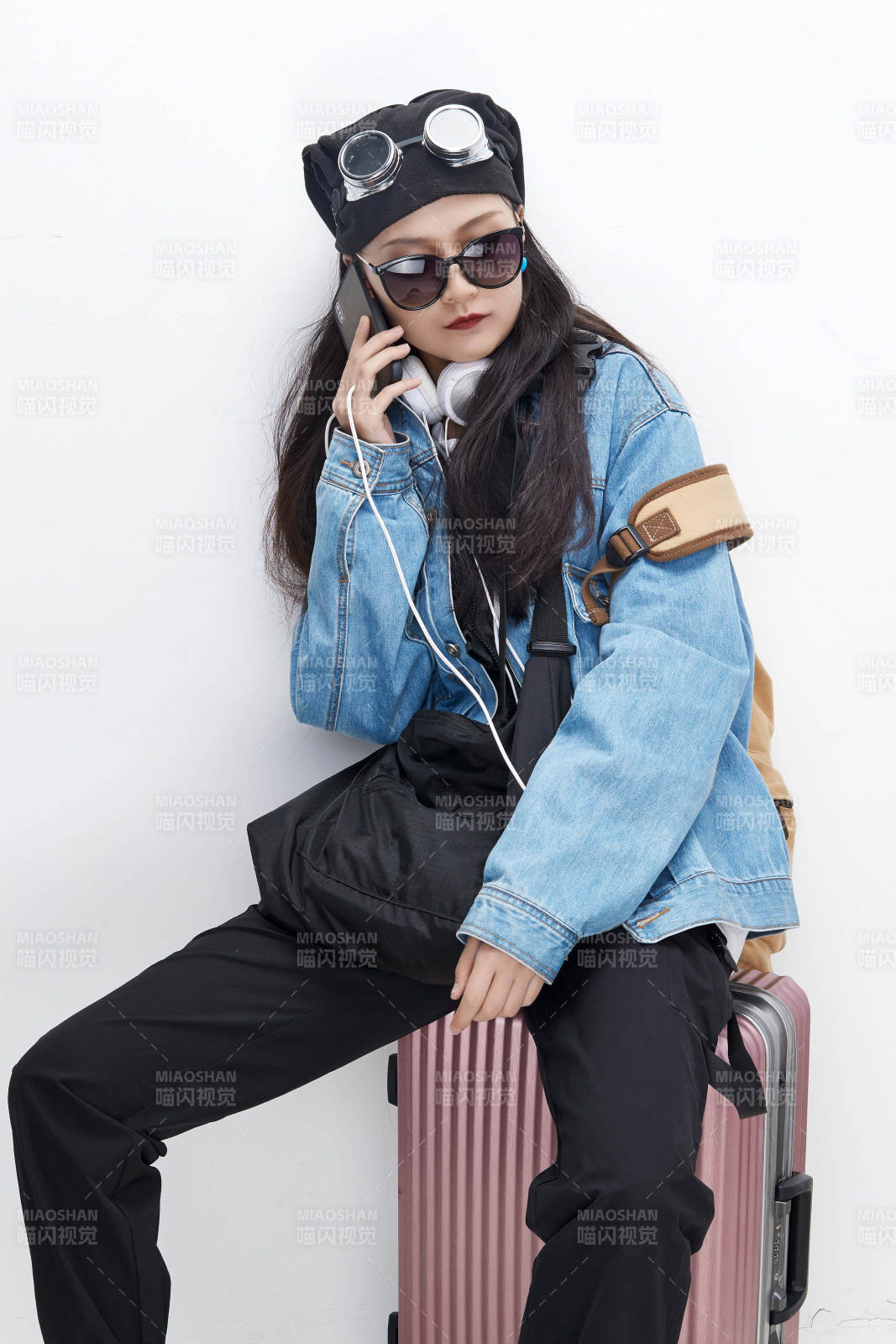 手里拿着手机准备出发的美丽东方女孩图片