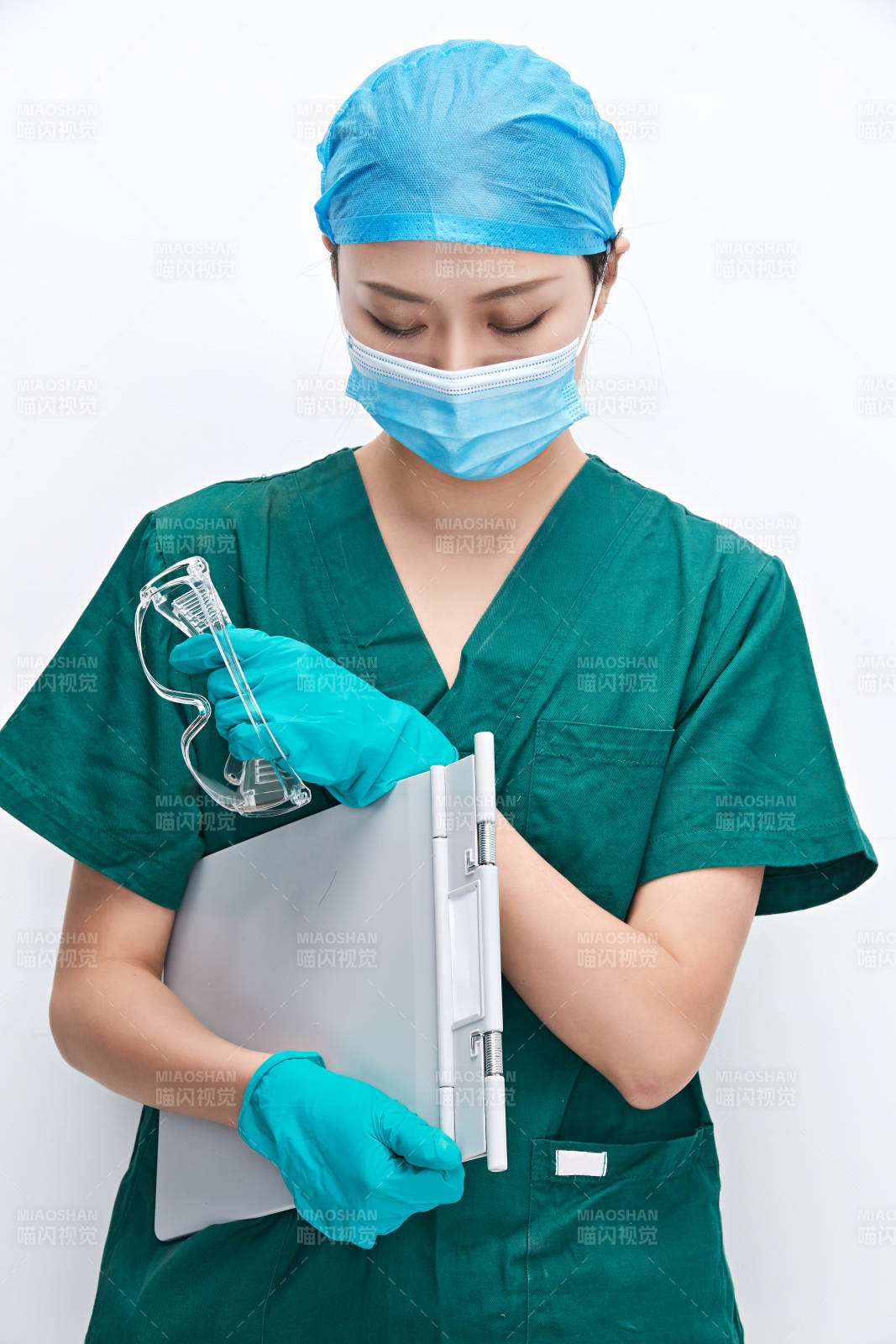 白色背景下的外科手术医疗人员形象图片