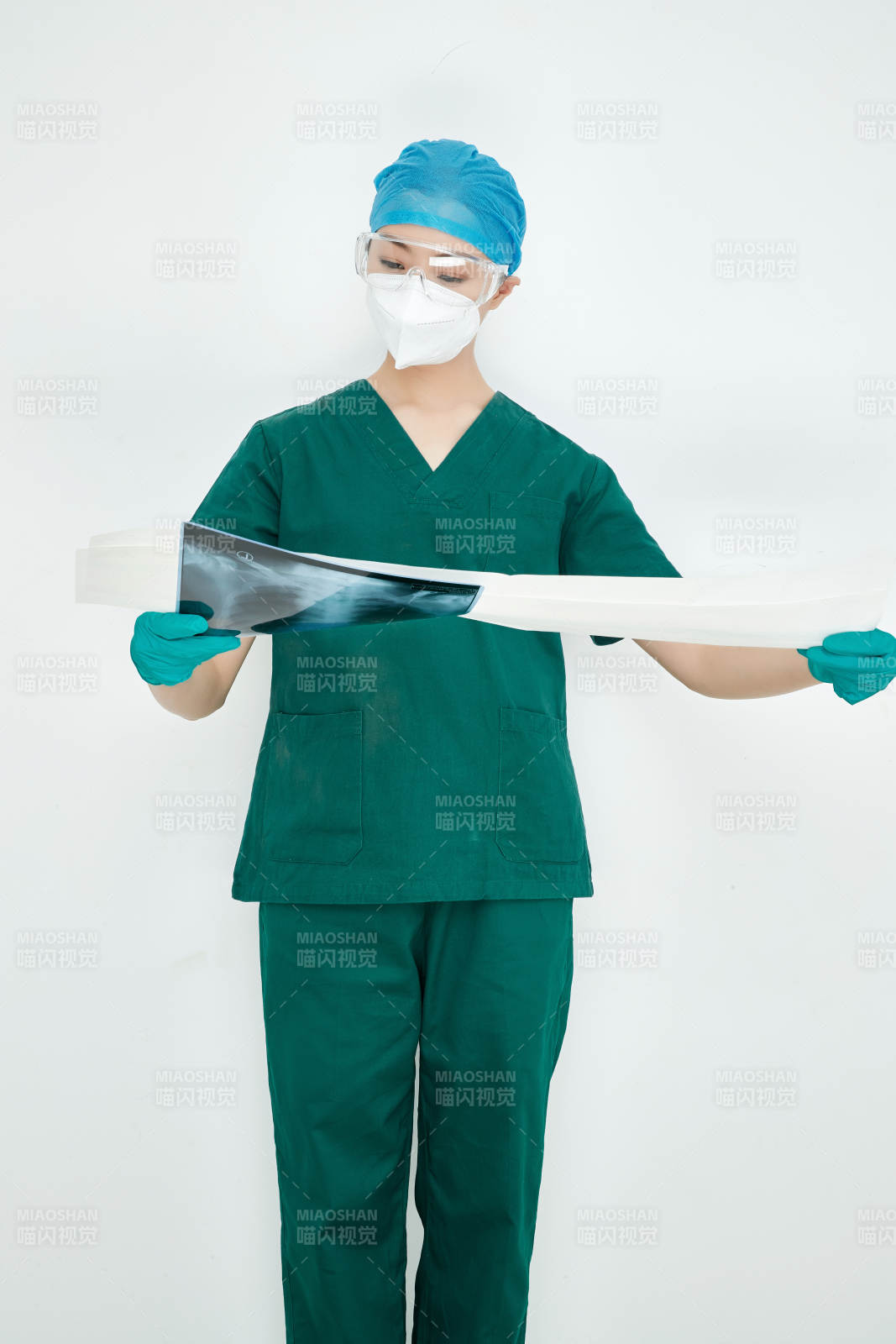 认真查看X光片的外科手术医生图片