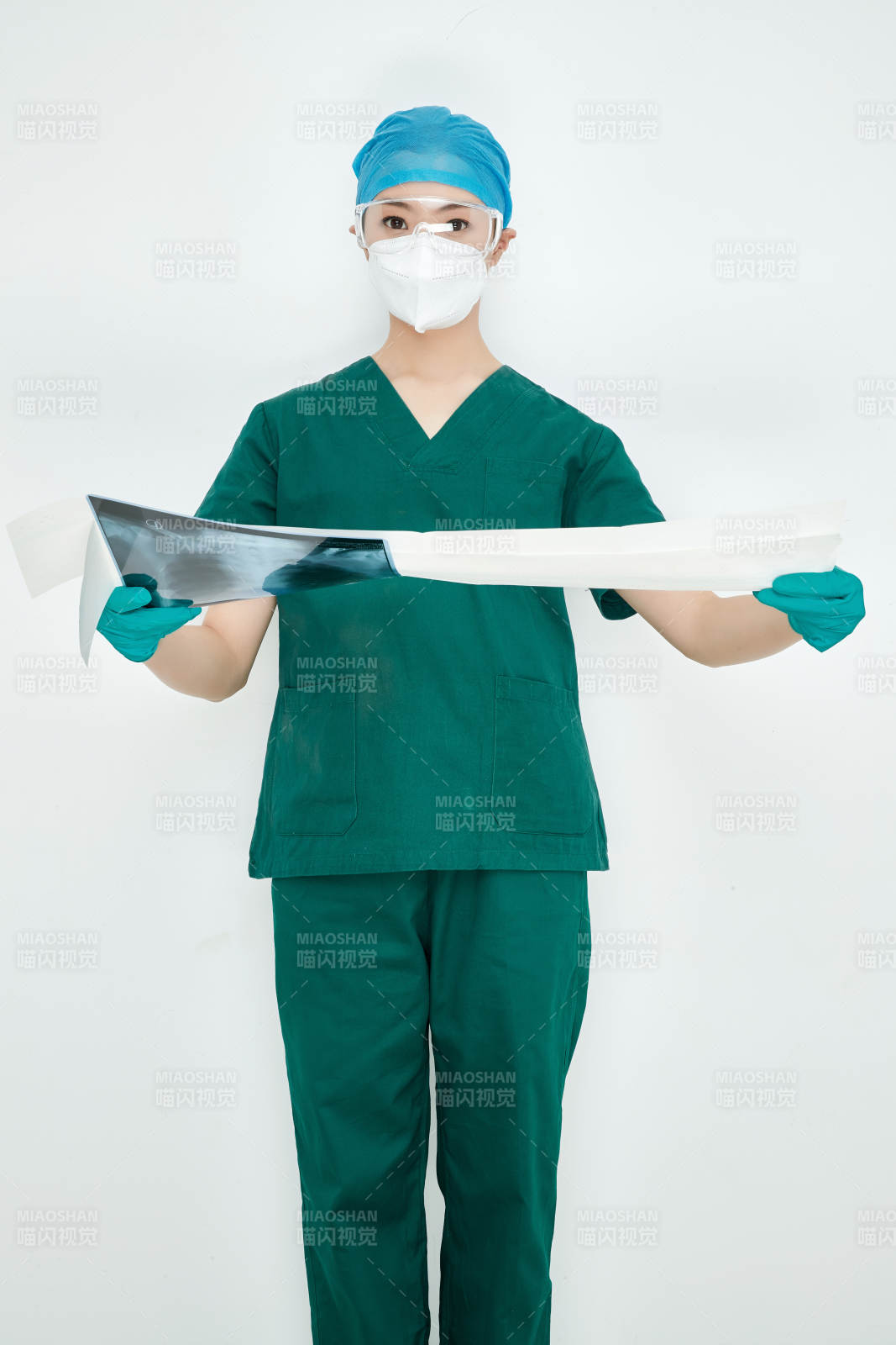 认真查看X光片的外科手术医生图片