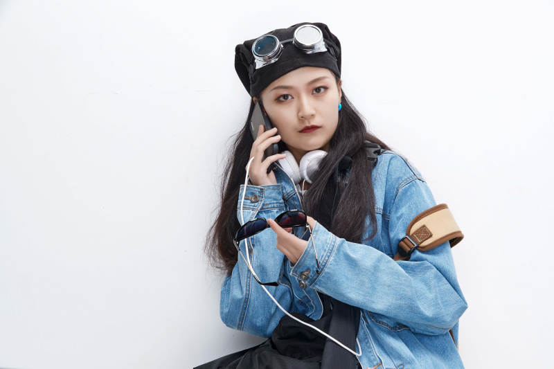 手里拿着手机准备出发的美丽东方女孩图片