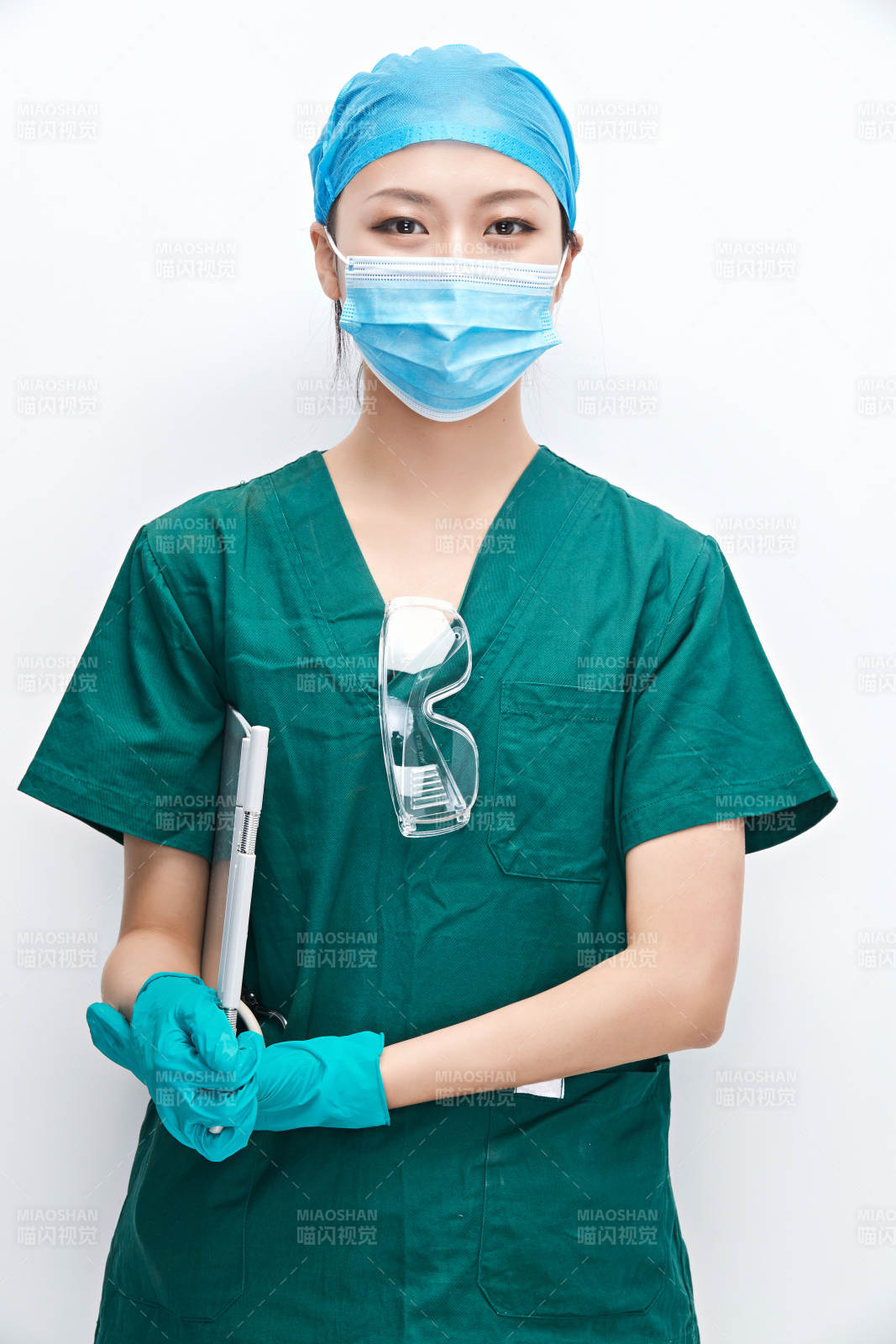白色背景下的外科手术医疗人员形象图片