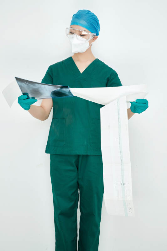 认真查看X光片的外科手术医生图片