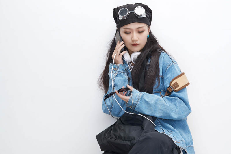 手里拿着手机准备出发的美丽东方女孩图片