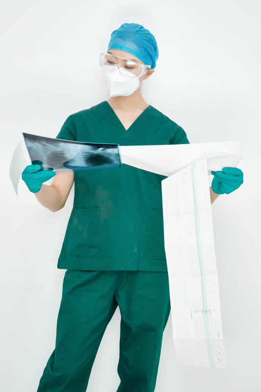 认真查看X光片的外科手术医生图片