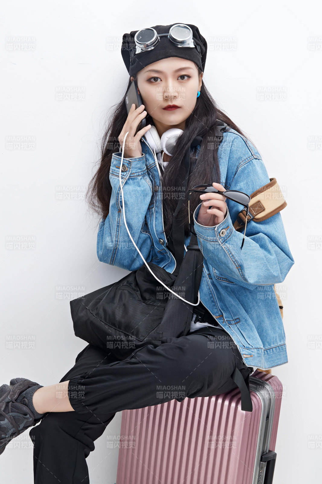 手里拿着手机准备出发的美丽东方女孩图片