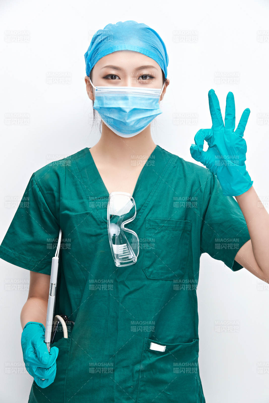 白色背景下的外科手术医疗人员形象图片