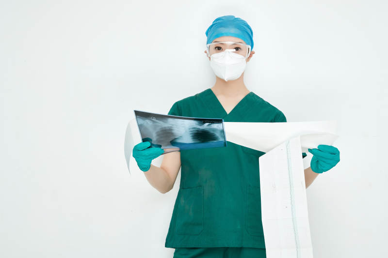 认真查看X光片的外科手术医生图片
