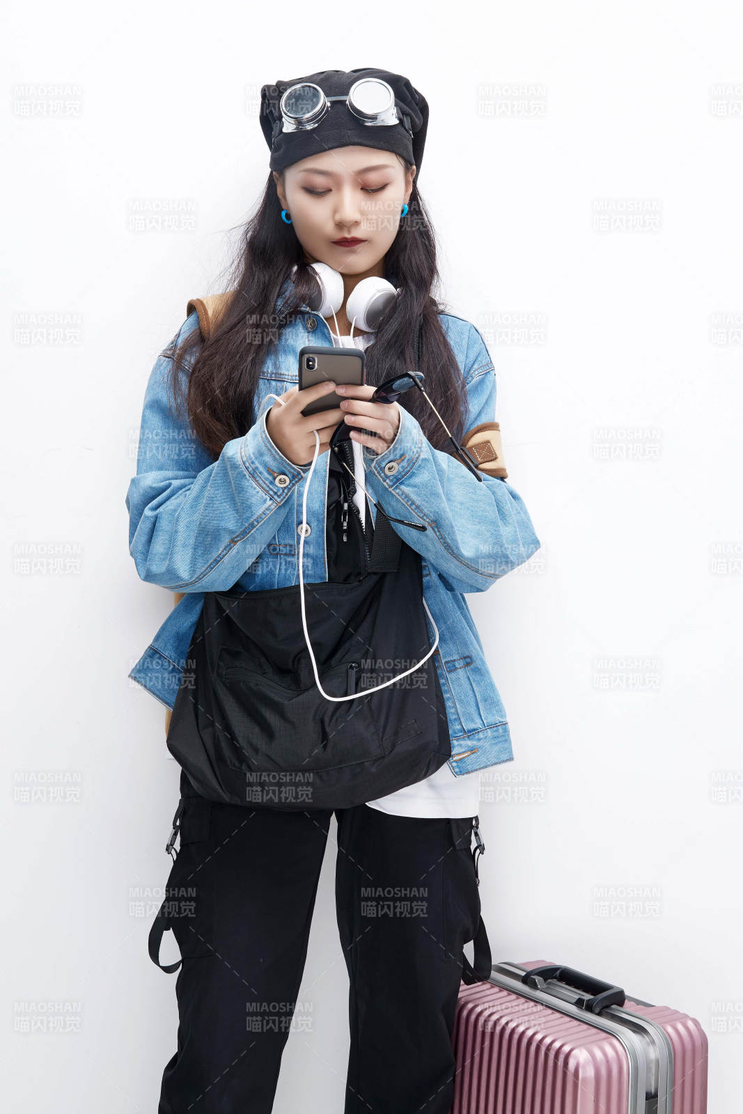 手里拿着手机准备出发的美丽东方女孩图片