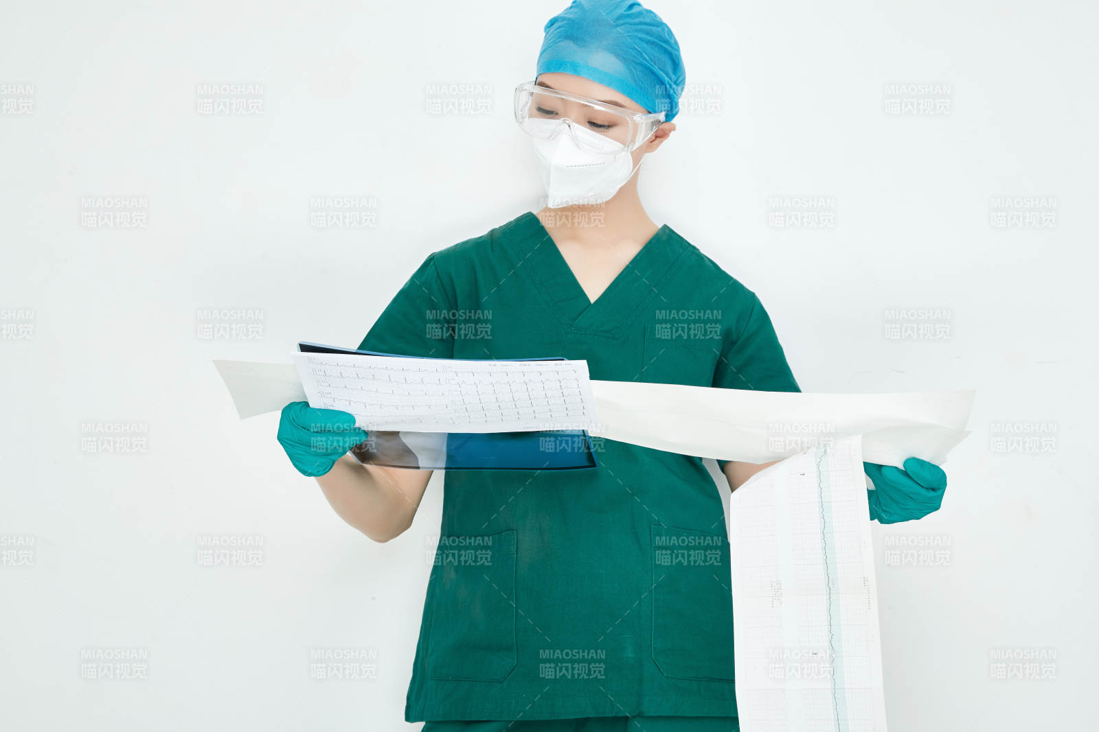 认真查看X光片的外科手术医生图片