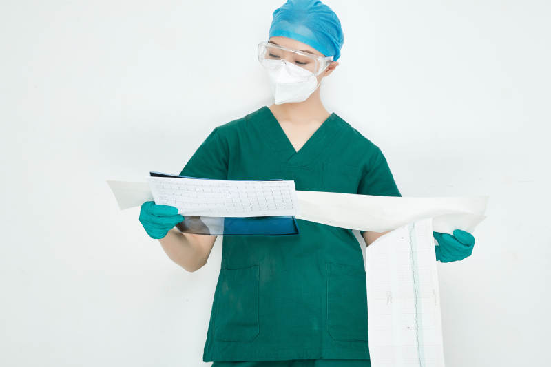 认真查看X光片的外科手术医生图片