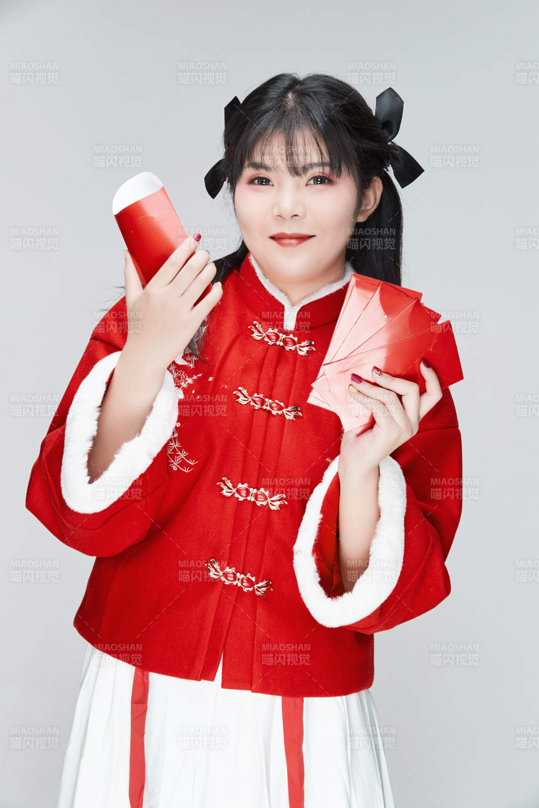 白色背景下身穿喜庆汉服手拿红包的可爱少女图片