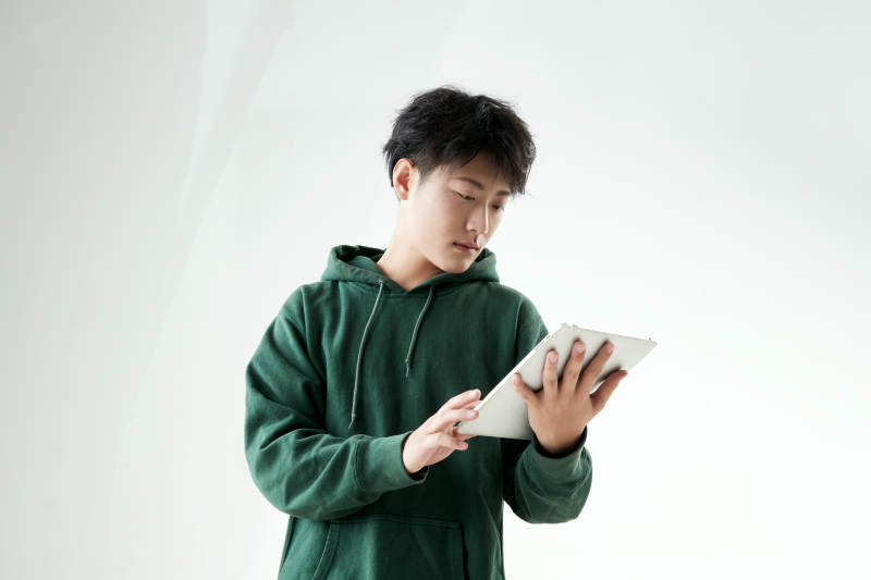 沉浸在网络恋爱世界的青年男子图片