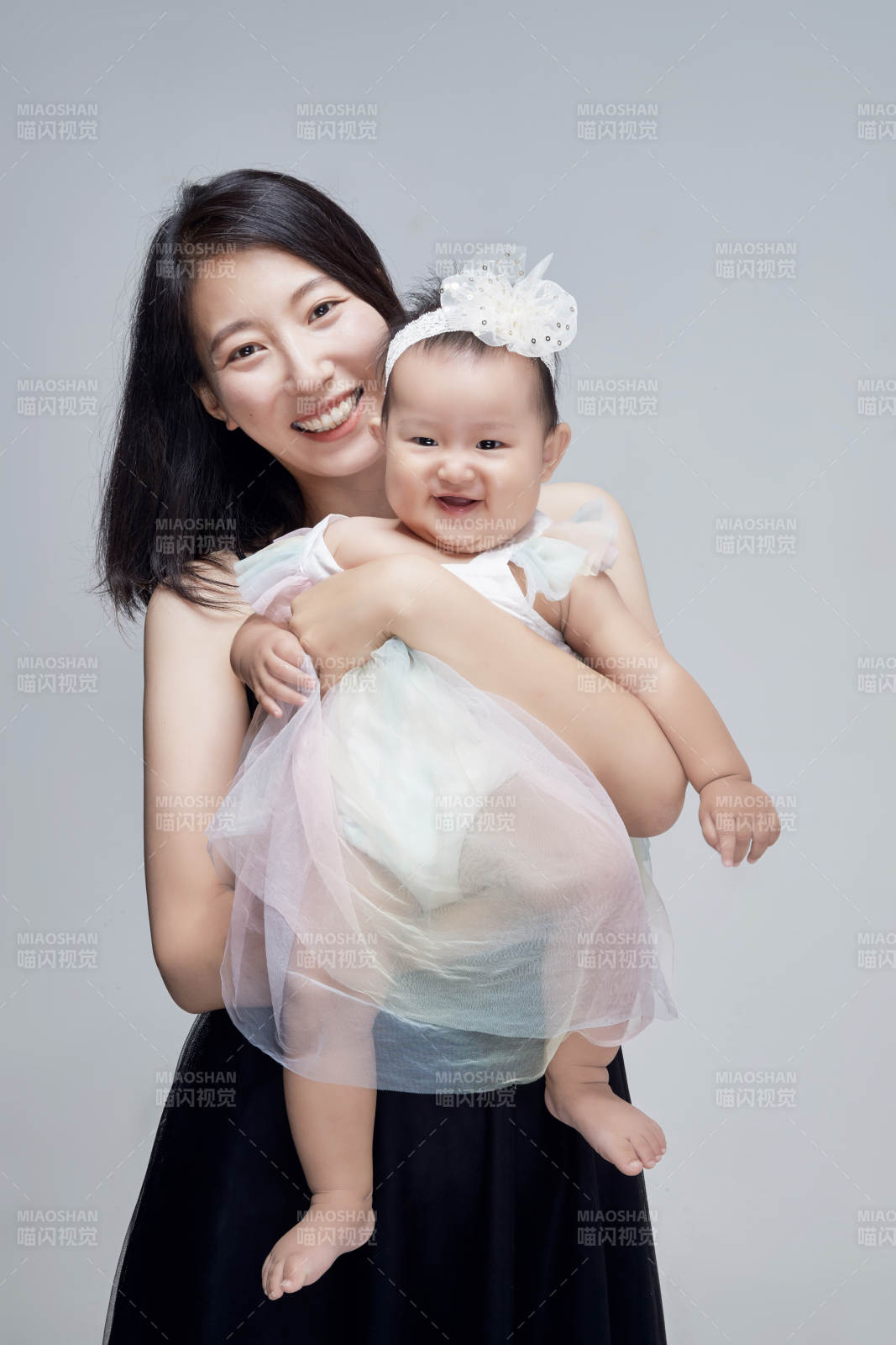 妈妈陪伴宝宝快乐的玩耍图片