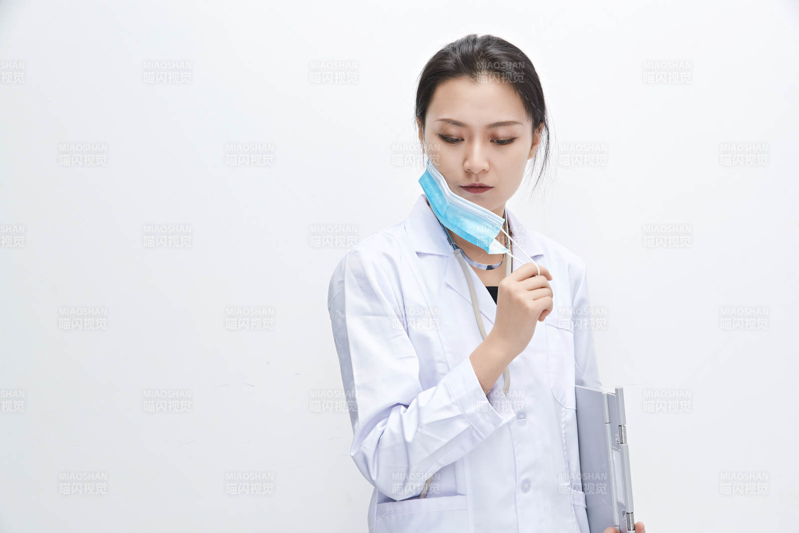 白色背景下手持病历夹的巡查医生人像图片