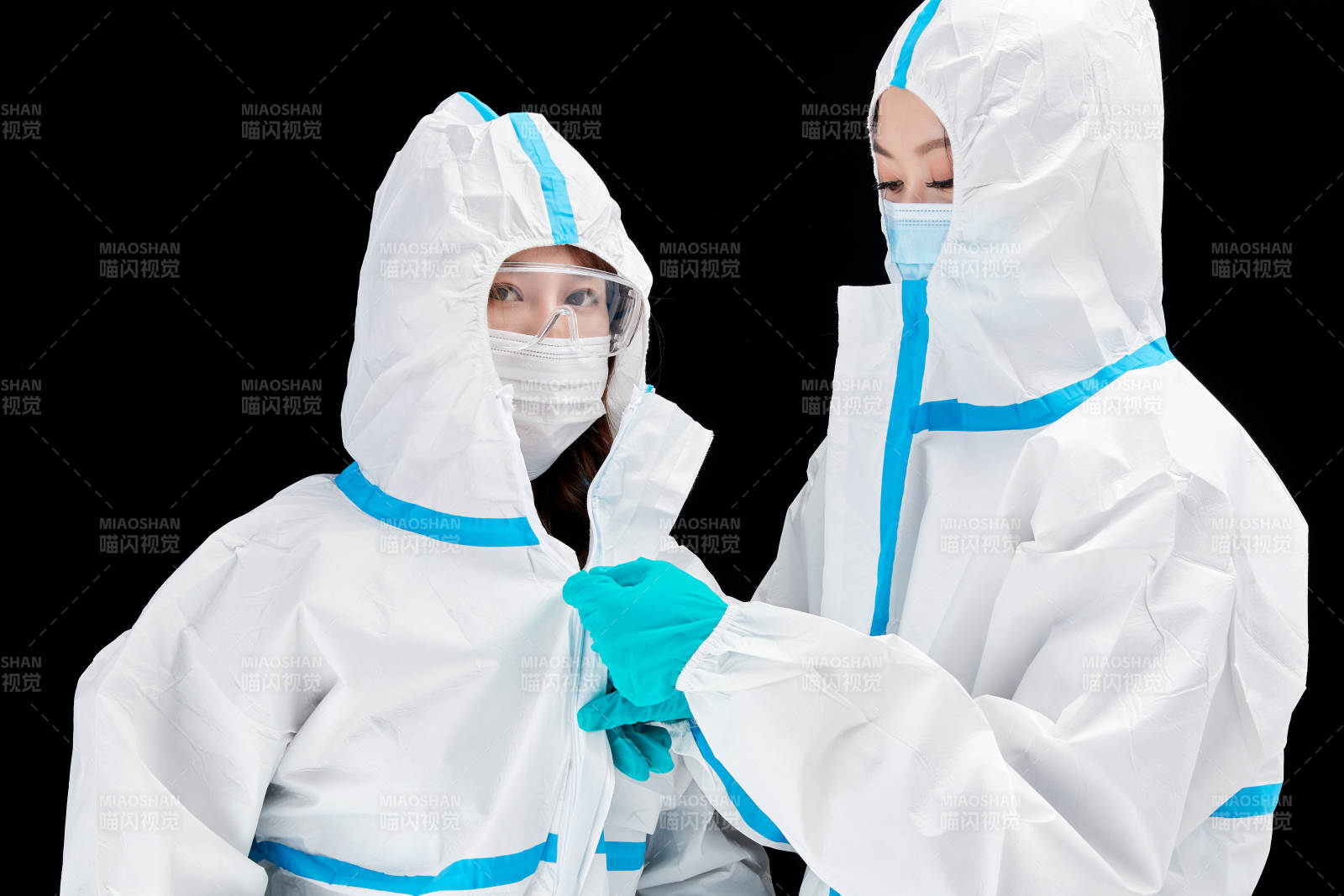 穿白色防护服佩戴护目镜口罩的防疫人员图片