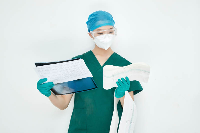 认真查看X光片的外科手术医生图片