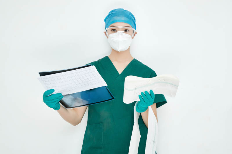 认真查看X光片的外科手术医生图片