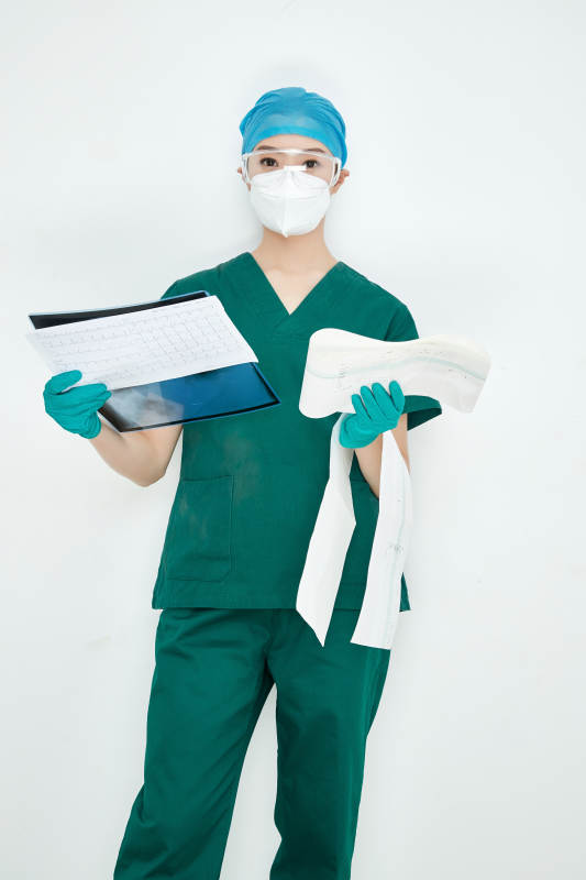 认真查看X光片的外科手术医生图片