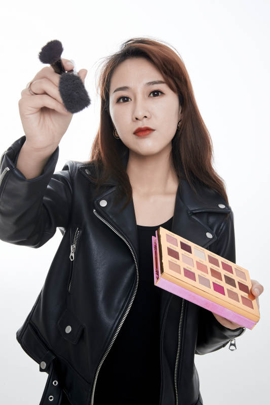 女性职业化妆师图片