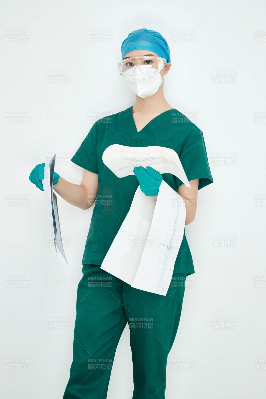 认真查看X光片的外科手术医生图片