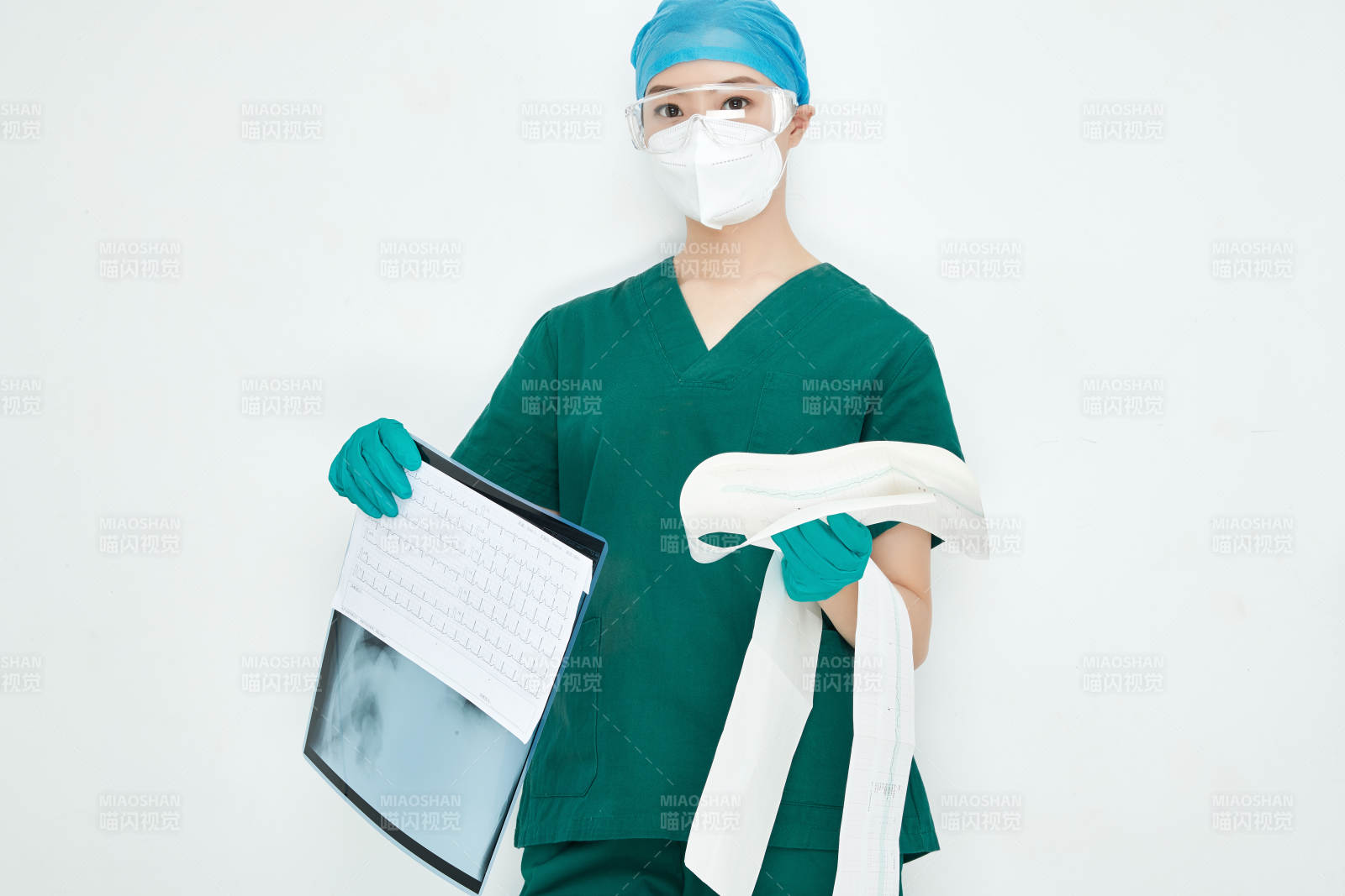 认真查看X光片的外科手术医生图片