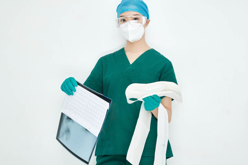 认真查看X光片的外科手术医生图片