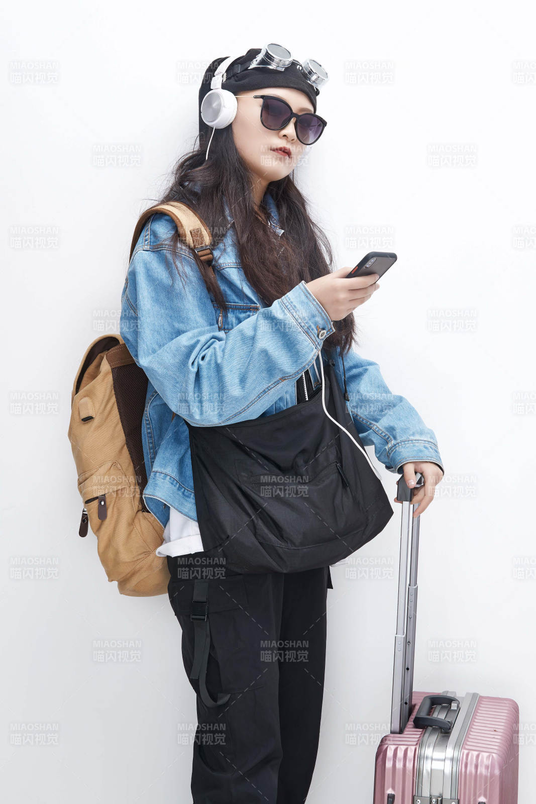 手里拿着手机准备出发的美丽东方女孩图片