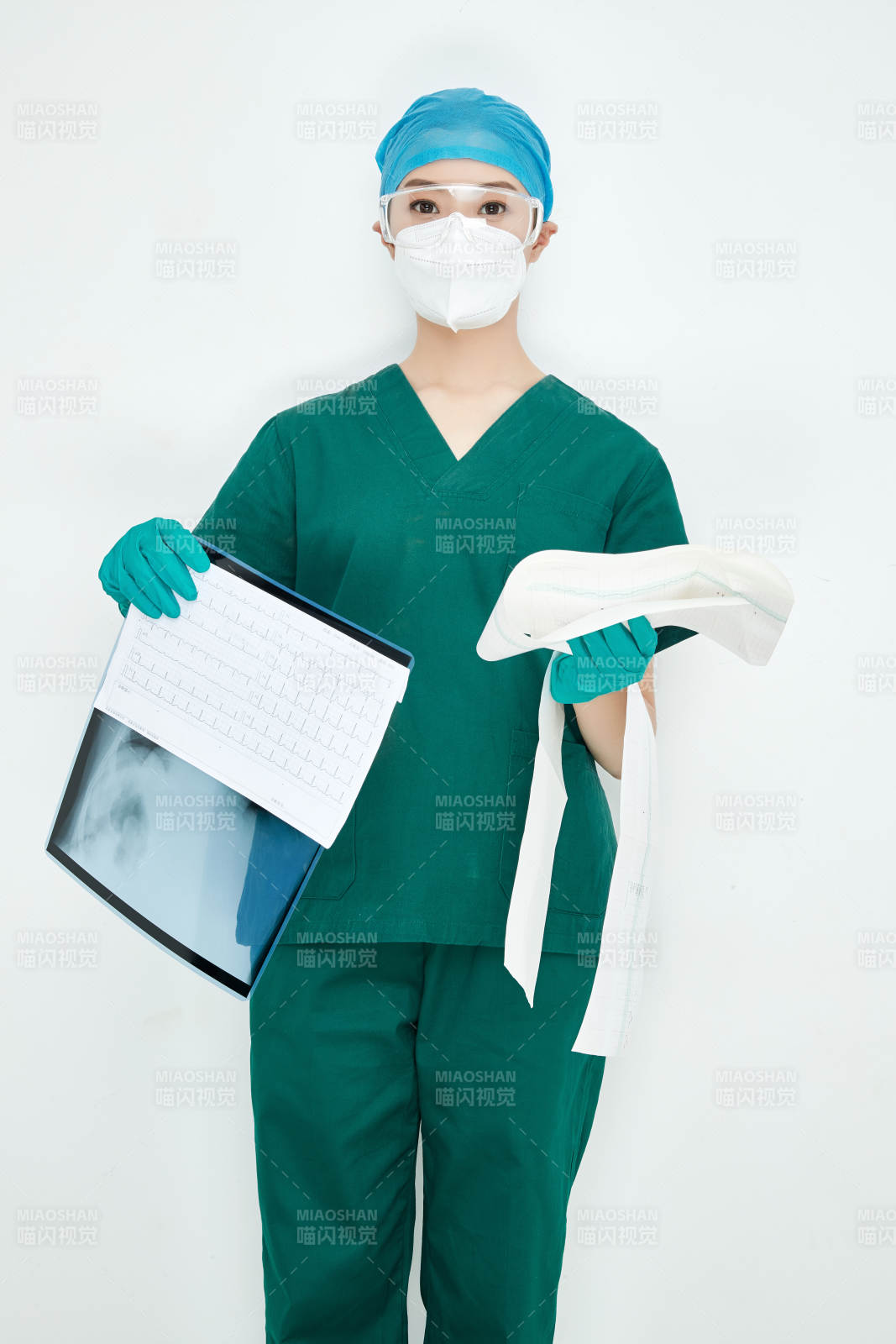 认真查看X光片的外科手术医生图片