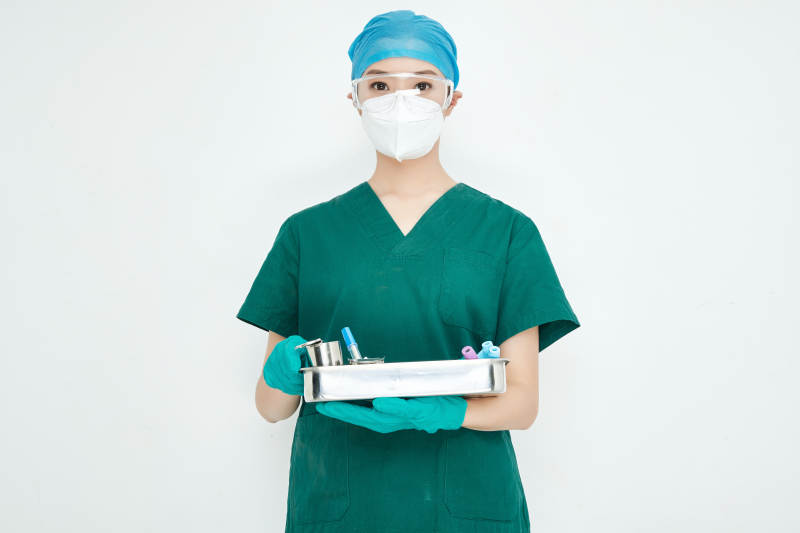 采集病例化验检测样本的外科手术医生图片