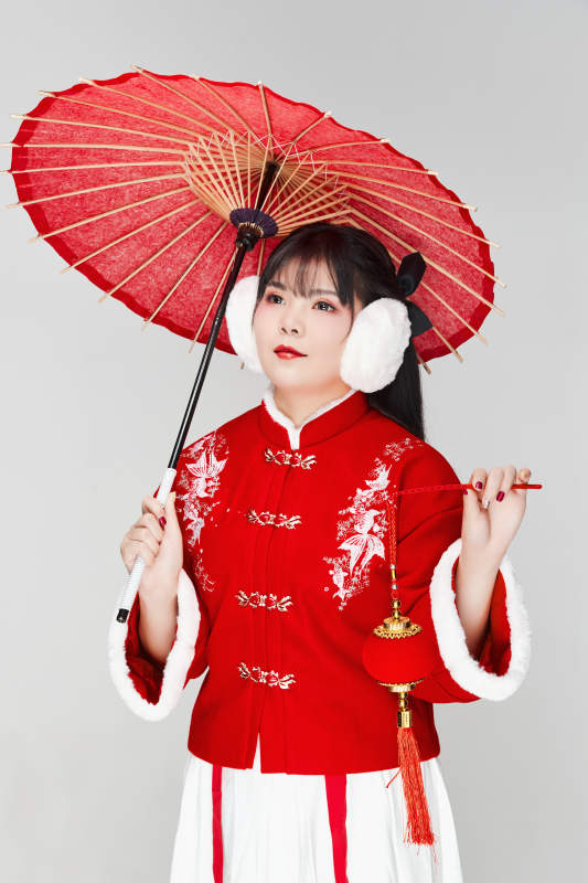 手打油纸伞手提红灯笼身穿喜庆汉服的可爱少女图片