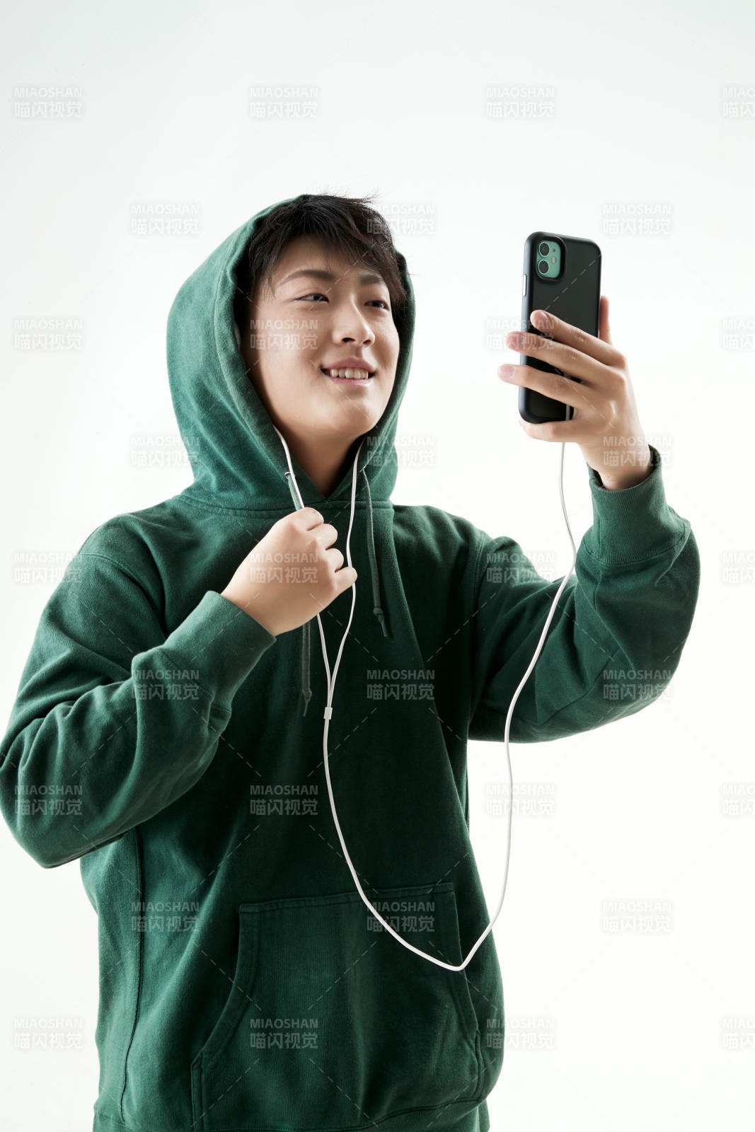 沉浸在网络恋爱世界的青年男子图片