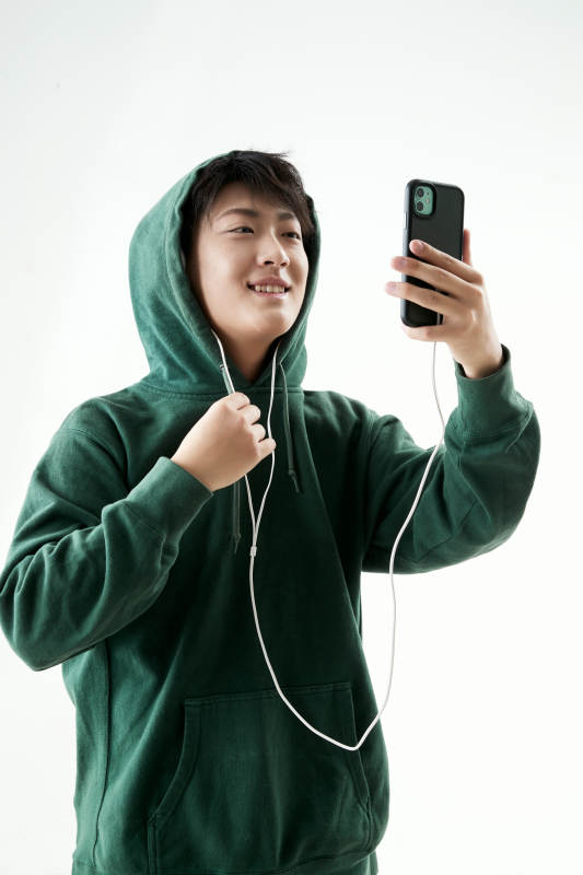 沉浸在网络恋爱世界的青年男子图片