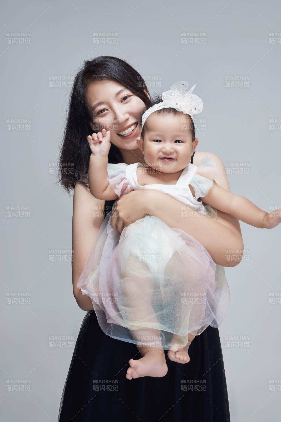 妈妈陪伴宝宝快乐的玩耍图片