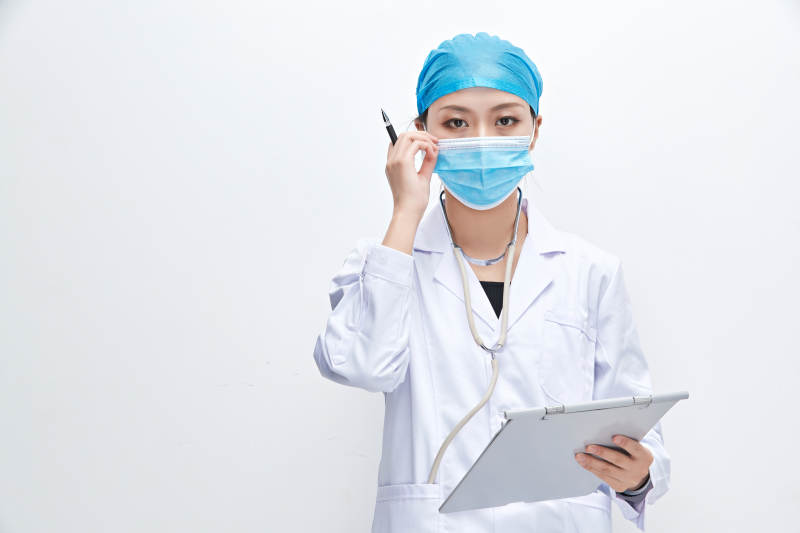 白色背景下手持病历夹的巡查医生人像图片