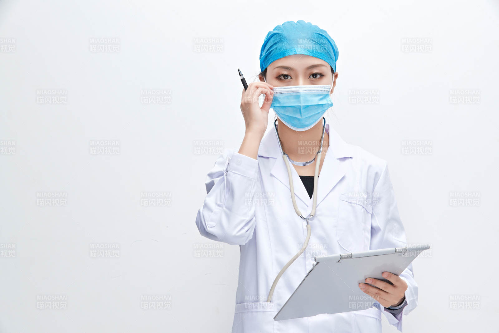 白色背景下手持病历夹的巡查医生人像图片