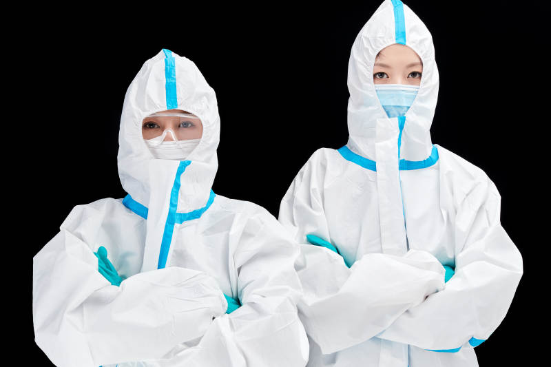 穿白色防护服佩戴护目镜口罩的防疫人员图片