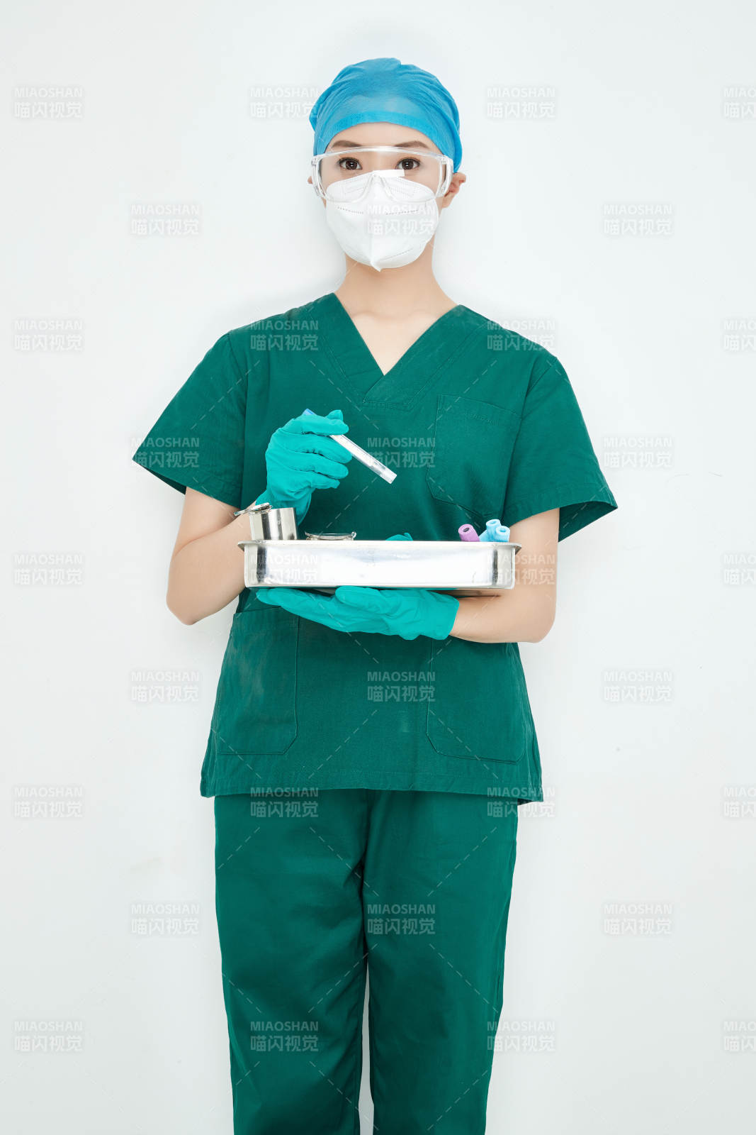 采集病例化验检测样本的外科手术医生图片