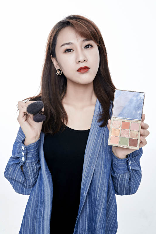 女性职业化妆师图片