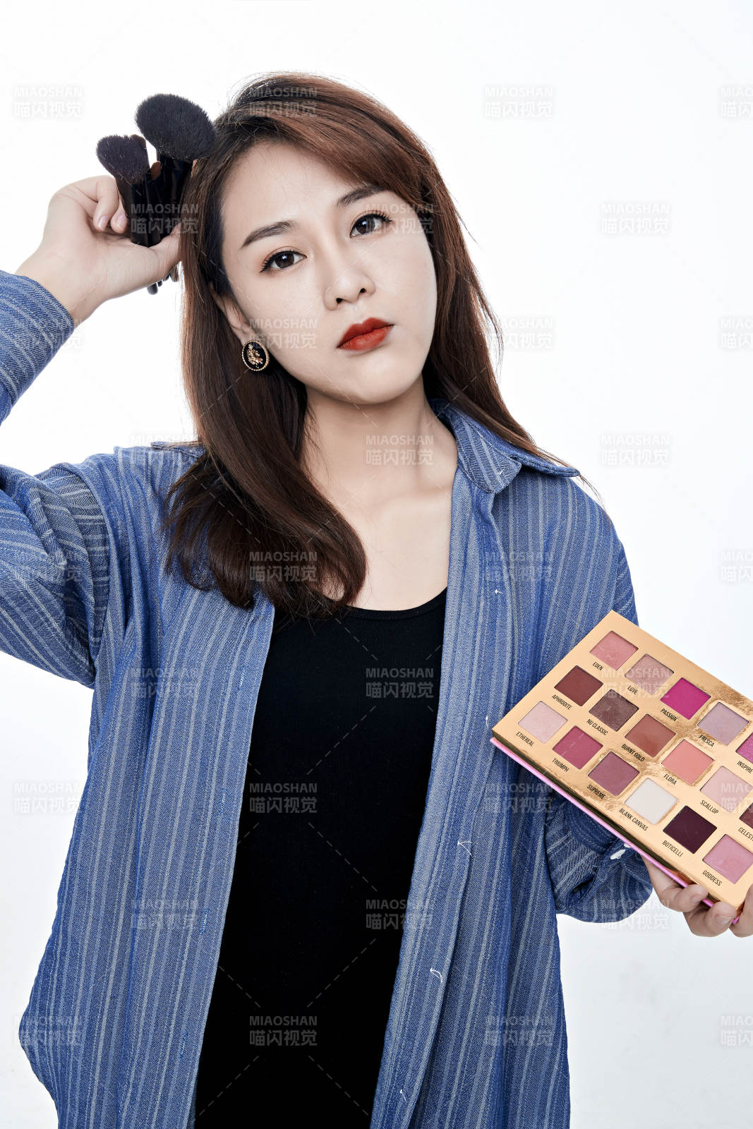 女性职业化妆师图片